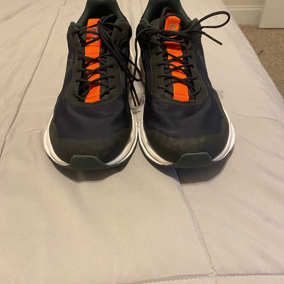 On Cloud Running Shoes - Picture 2 of 7